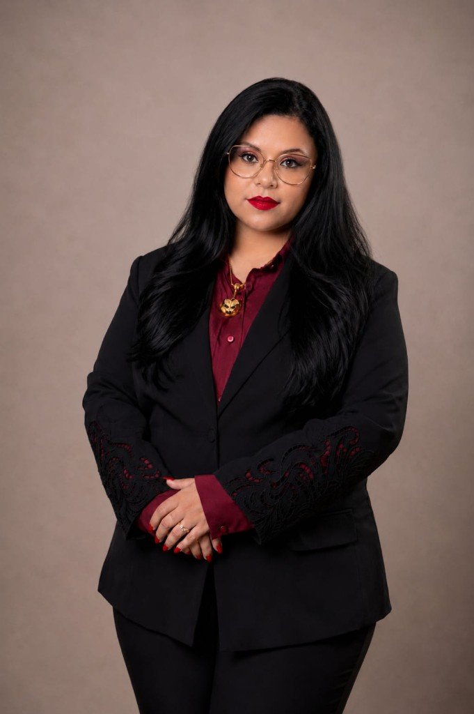 Retrato oficial da Dra. Karen Lorrayne, de blazer preto, em pose profissional