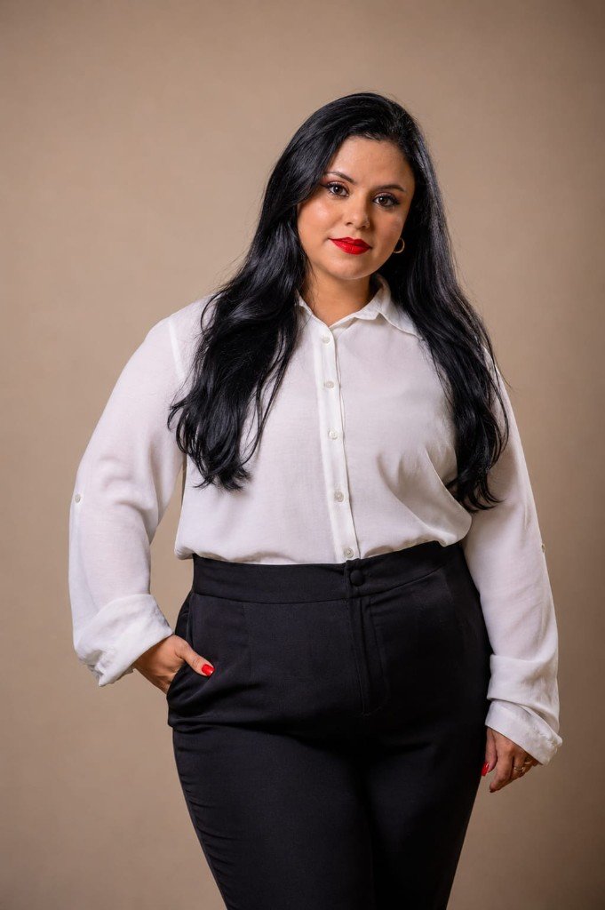 Dra. Karen Lorrayne em retrato de três quartos, eixo Educação